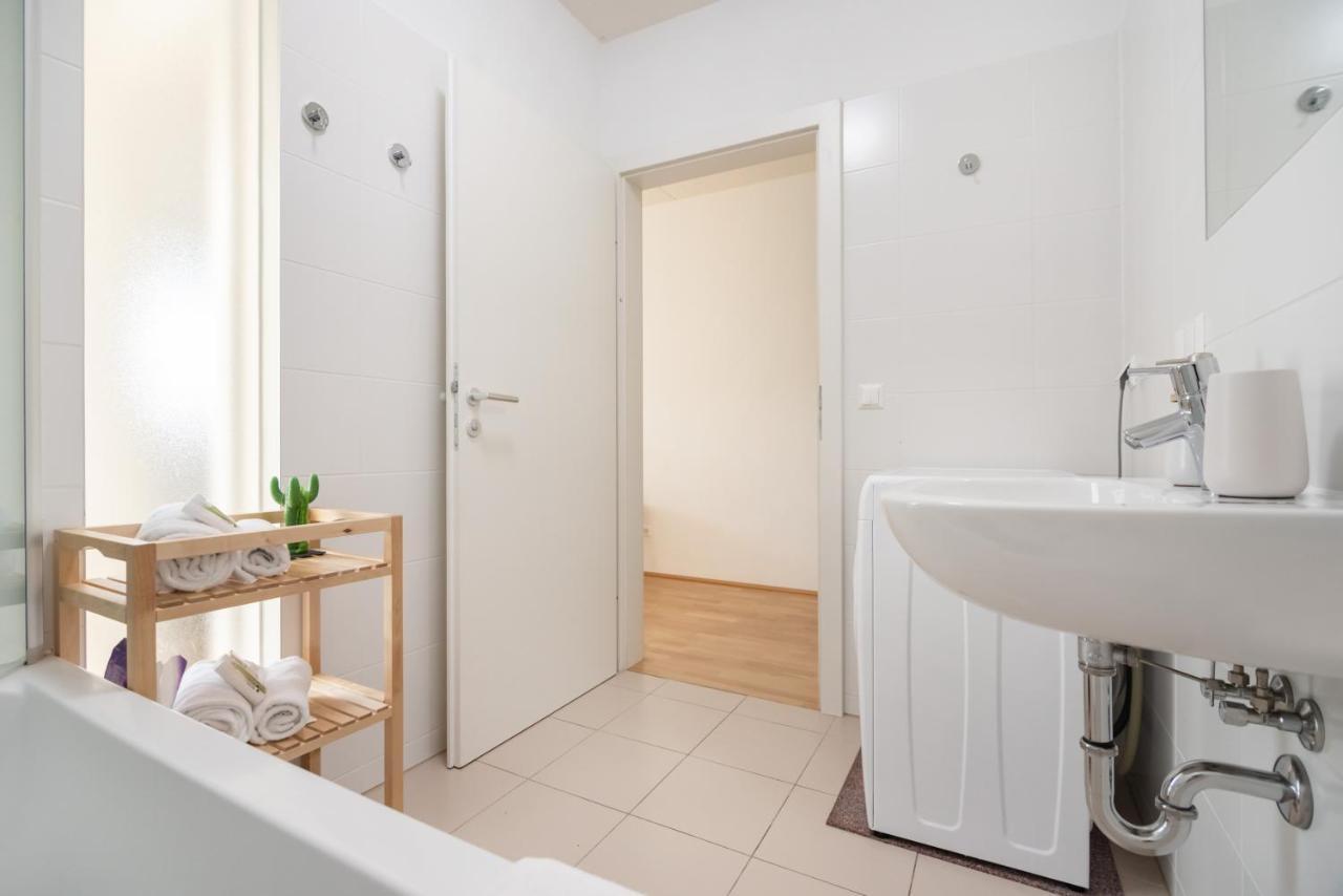 Helles, Neues Dg Apartment Mit Blick Zum Donauturm 비엔나 외부 사진